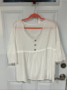 Size XLLOVELY WHITE TOP WITH 3/4 length sleeves and tiny lace on sleeves & neck